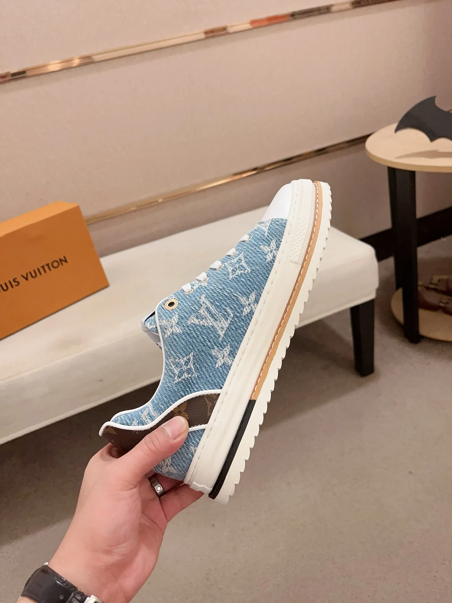 Men's shoes💰 400💰Louis Vuitton (Louis Vuitton/LV) top 🔍🔍 new models are on sale at the same time, the upper 🇮🇹 imported first-layer cowhide from Italy, fully imported sheepskin lining 💪💪, completely 1⃣️ to 1 ⃣️Re-engraved🇮🇹💪💪, ⚠Sole: The original sole is specially provided by the original factory, the exclusive movable molded sole is super comfortable, ⚠The original factory follows the order, 🔍🔍high quality, you can enter and exit the counter at will, welcome to compare⚠. Code number: 38-44. Can be customized for 45 non-refundable!